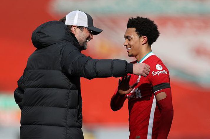 Klopp og Trent Alexander-Arnold hressir í leikslok.