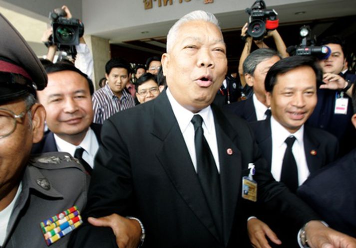 Sama Sundaravej á leið út úr þinghúsinu í Bangkok í dag.