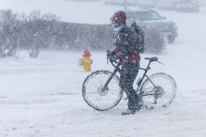 Gular veðurviðvaranir verða víða í gildi.