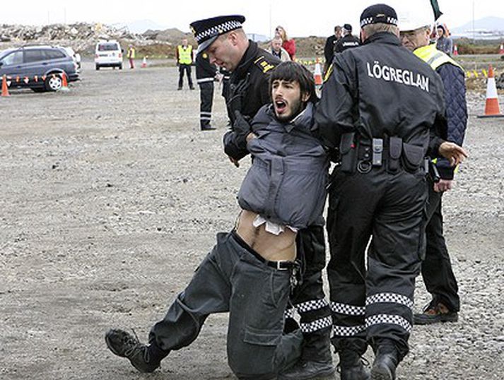 Þessi mótmælandi var tekinn afsíðis á meðan athöfnin fór fram.