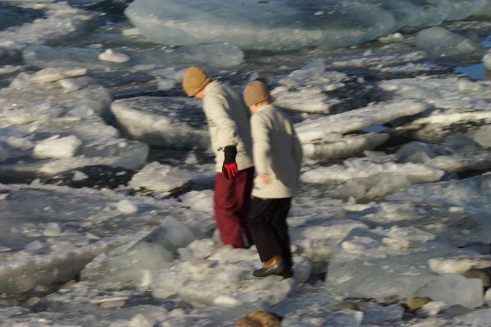 Börnin komin bókstaflega á hálan ís við Jökulsárlón í gær.