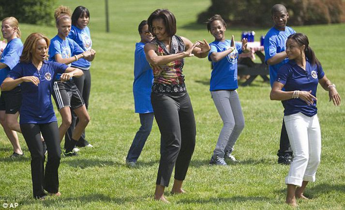 Michelle Obama kennir sveifluna.