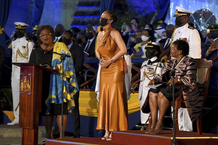Mia Mottley, forsætisráðherra er hér til vinstri, Rihanna er í miðjunni og left, and President of Barbados, Sandra Mason, forseti, til hægri.
