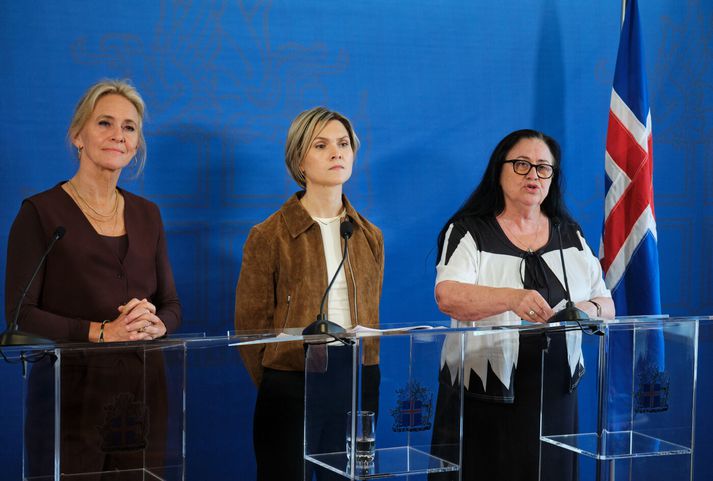 Formenn stjórnarflokkanna, þær Kristrún Frostadóttir forsætisráðherra, Þorgerður Katrín Gunnarsdóttir utanríkisráðherra og Inga Sæland félags- og húsnæðismálaráðherra, kynna tillöguna á blaðamannafundi. Þessi mynd er tekin á fyrri blaðamannafundi þeirra þriggja.