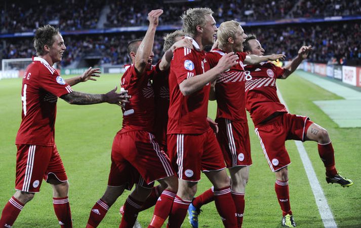 Danir fagna öðru marka sinna í leiknum gegn Hvíta-Rússlandi.