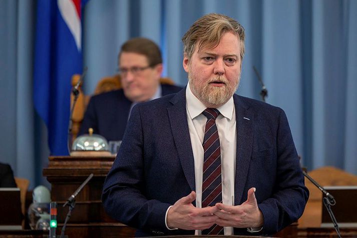 Sigmundur Davíð spyr hvort gengið sé of langt gegn séra Friðriki.