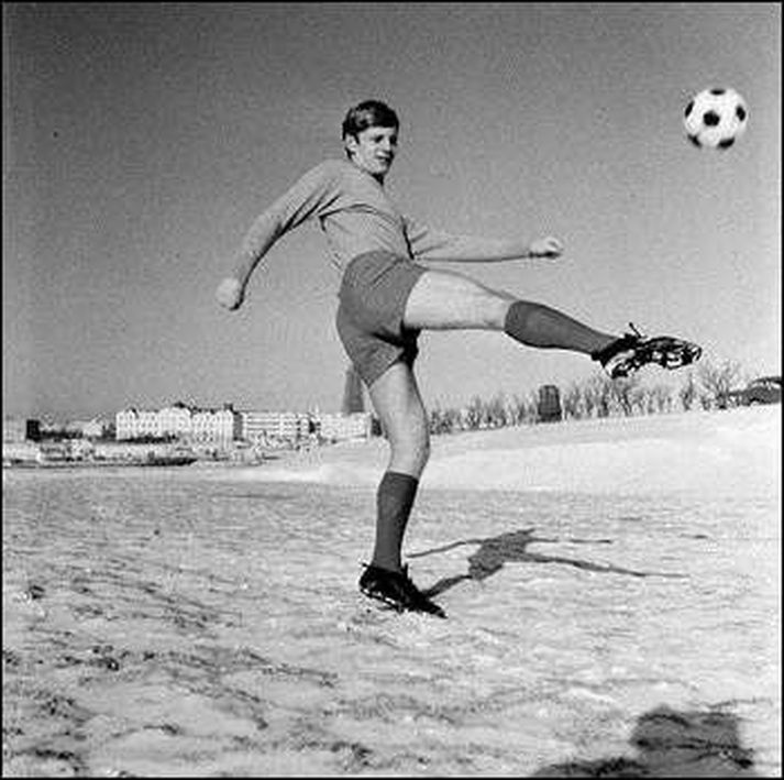 Hermann Gunnarsson Liggur undir feldi og íhugar hvort loks sé kominn tími að setja ævina á blað.