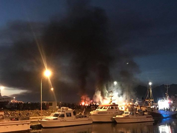 Reykurinn var töluverður vegna þess að það kviknaði í dekkjum á bryggjunni.