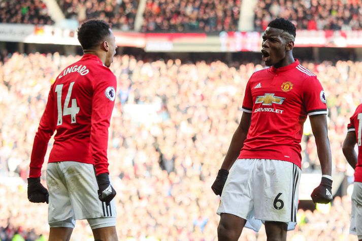 Jesse Lingard  og Paul Pogba fagna sigurmarkinu.