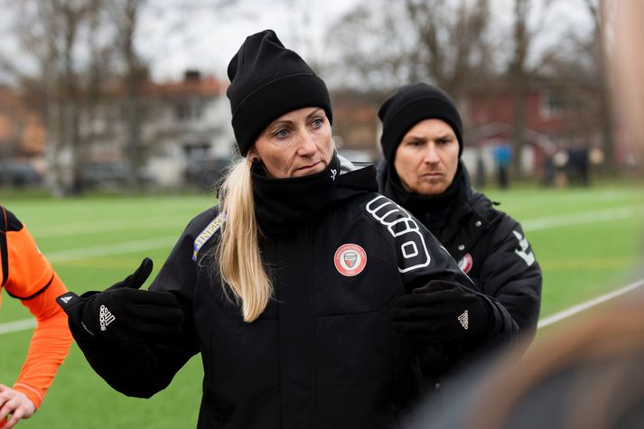 Elísabet í leik hjá Kristianstad. Á bakvið hana er Björn Sigurbjörnsson en hann þjálfar Selfoss í dag.