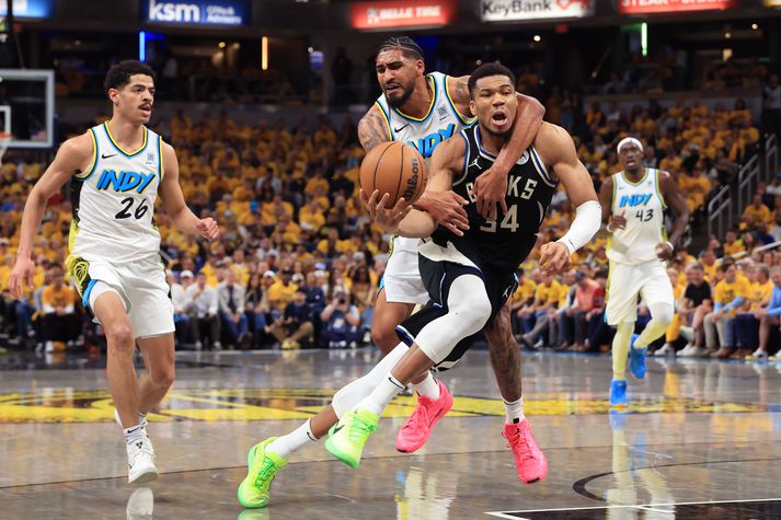 Giannis Antetokounmpo og félagar í Milwaukee Bucks féllu úr leik fyrir Indiana Pacers, 4-1, í 1. umferð úrslitakeppninnar.