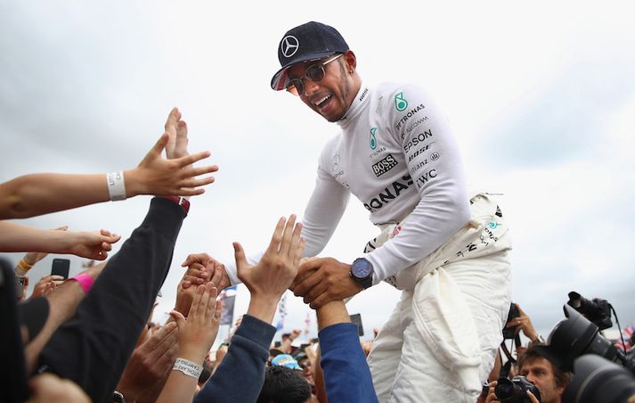 Lewis Hamilton fagnar með áhorfendum eftir keppnina á Silverstone.