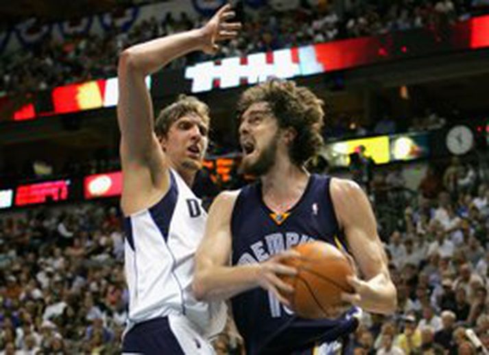 Hinir hárprúðu Evrópubúar, Dirk Nowitzki og Pau Gasol fara fyrir liðum  Dallas og Memphis sem kljást í beinni útsendingu á NBA TV á miðnætti
