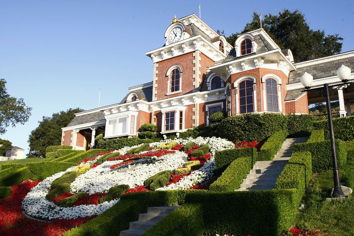 Poppstjarnan Michael Jackson keypti Neverland á 19,5 milljónir árið 1987.