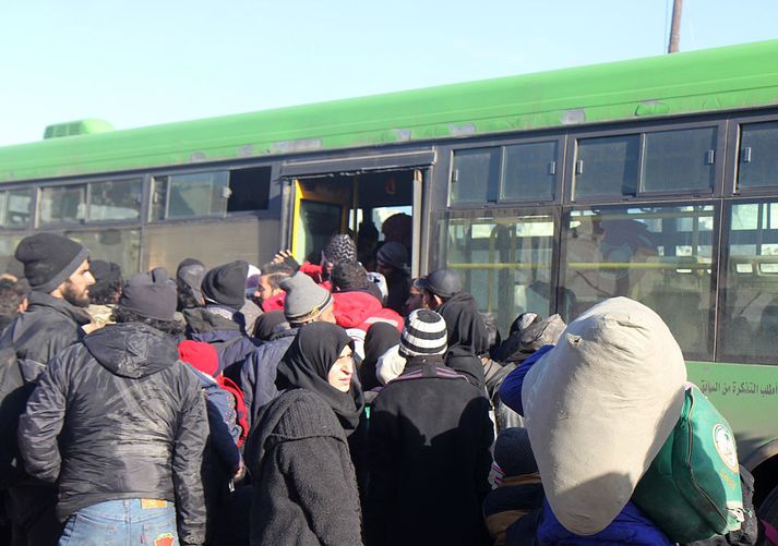 Brottflutningi almennra borgara var frestað eftir að uppreisnarmenn kveiktu í rútum sem áttu að flytja fólk í skjól.