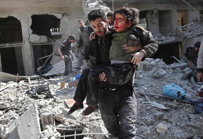 Almennir borgarar í Hamouria í Austur-Ghouta björguðu barni úr húsarústum eftir loftárás sveita hliðhollra Bashar al-Assad Sýrlandsforseta.