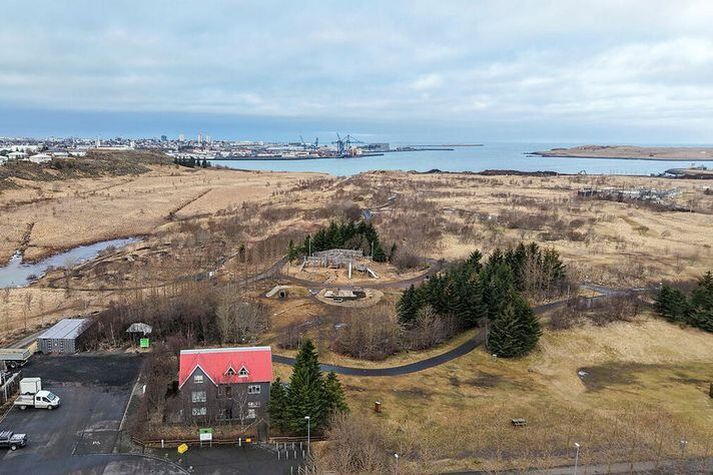 Maðurinn fannst illa haldinn á göngustíg við Gufunes.