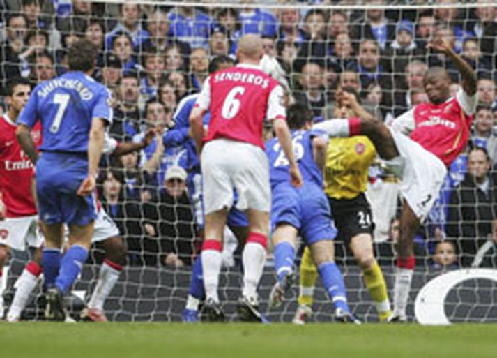 Hér sést þegar Abou Diaby sparkar í andlit John Terry í leiknum í dag sem varð til þess að Terry rotaðist.
