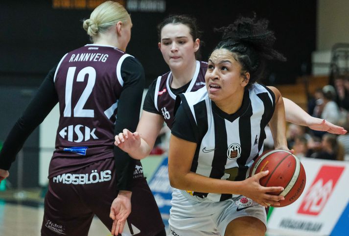 Molly Kaiser, leikmaður KR sækir í átt að körfunni í kvöld
