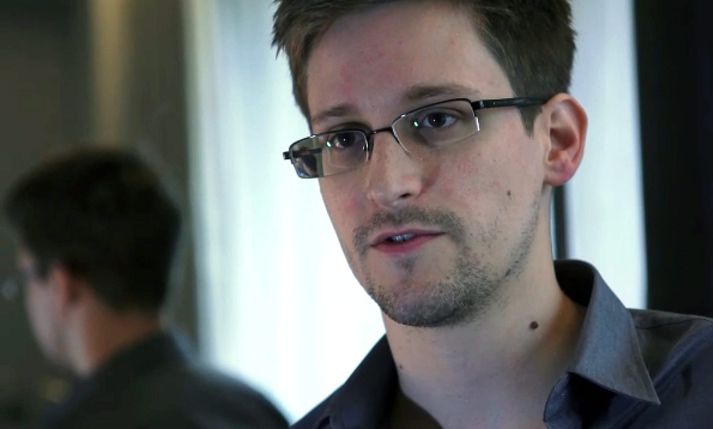 Edward Snowden er nú í Rússlandi þar sem hann fékk vegabréfsáritun til eins árs eftir að hann sótti um hæli þar.