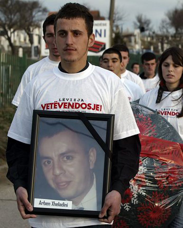 Hreyfing ungra Kosovo-Albana sem kallast „Sjálfsákvörðunarréttur“ minnist annars þeirra sem létust í mótmælunum.