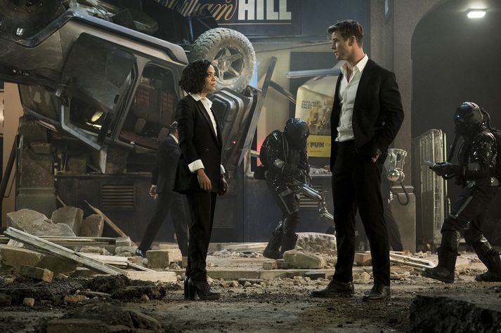 Fulltrúarnir H og M fá það erfiða verkefni að finna svikarann í röðum MIB. Chris Hemsworth og Tessa Thompson fara með hlutverk þeirra.