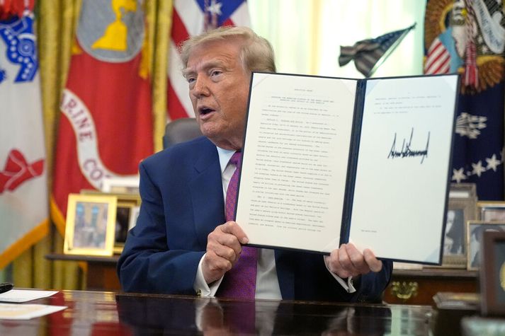 Trump að skrifa undir forsetatilskipun 27. ágúst síðastliðinn. Slík tilskipun dugar ekki til að breyta nafni ríkja.