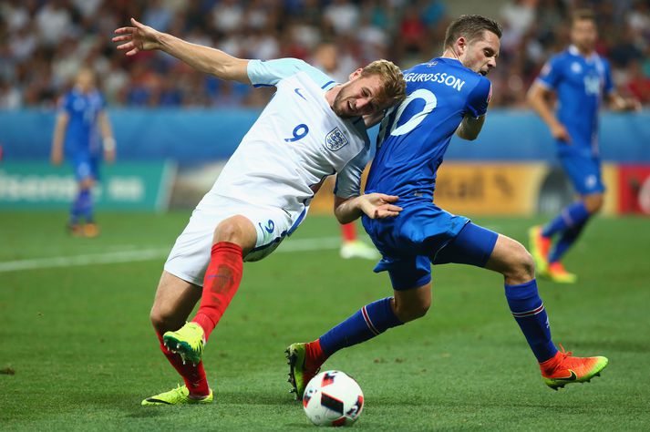 Gylfi Sigurðsson í baráttunni við Harry Kane í sögulegum leik Íslands og Englands á EM 2016.