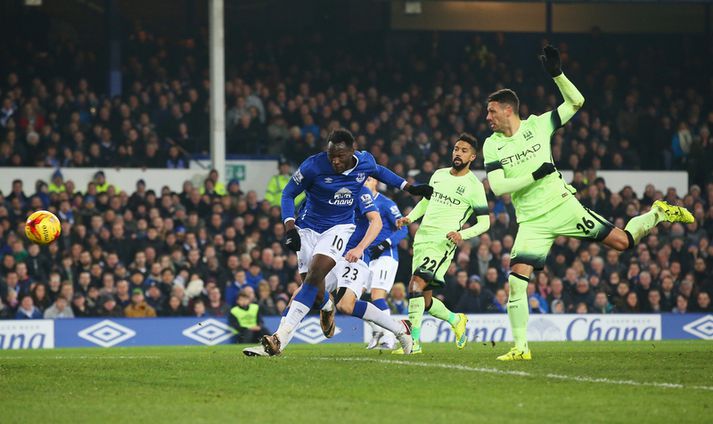 Romelu Lukaku skorar hér sigurmarkið.