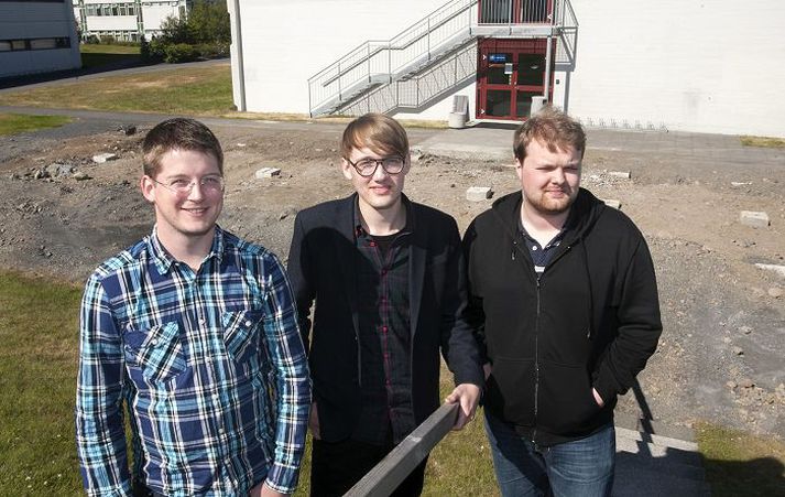 Trausti Sæmundsson, Eiríkur Þór Ágústsson og Hjörtur Björnsson standa við planið þar sem Féló var áður. Á myndina vantar Ögmund Eiríksson en hann fékk einnig ágætiseinkunn. 