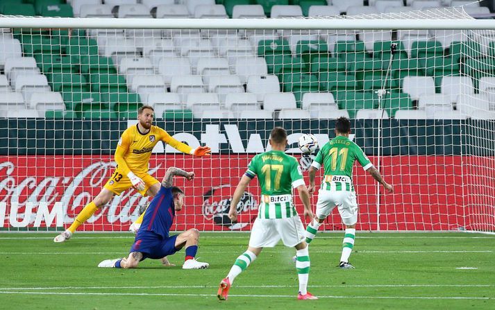 Cristian Tello skorar jöfnunarmark Real Betis gegn Atlético Madrid.