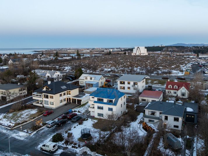 Frá Skjólbraut á Kársnesi í Kópavogi. 