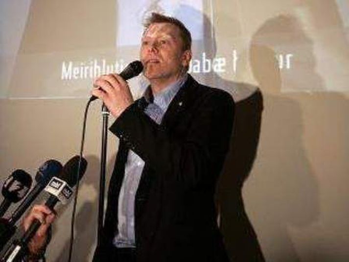 Jón Gnarr Oddviti Besta flokksins gaf oddvita Samfylkingarinnar, sjónvarpsþættina The Wire á DVD-diskum í gær.