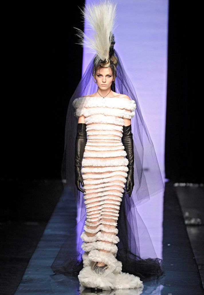 Pejic sýnir hér nýja kvenlínu Jean-Paul Gaultier. Söngkonan Rihanna klæddist þessum kjól á Grammy-verðlaunahátíðinni. Nordicphotos/Getty