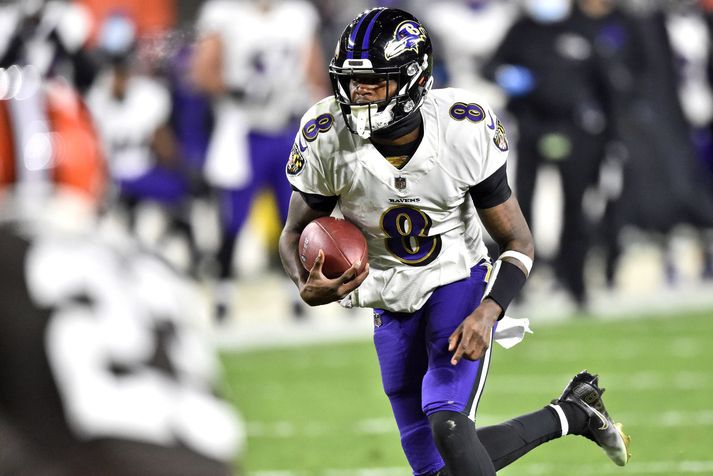 Lamar Jackson skorar snertimark fyrir Baltimore Ravens á móti Cleveland Browns í nótt.