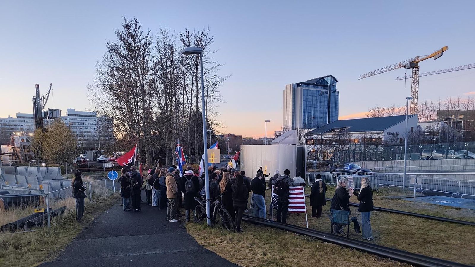 Söfnuðust saman við sendi­ráðið og mót­mæltu refsiaðgerðum