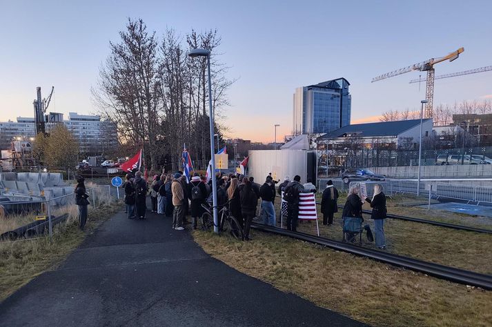 Hópur fólks, meðal annars meðlimir í Vináttufélagi Íslands og Kúbu, safnaðist saman fyrir utan bandaríska sendiráðið um klukkan 17:00 í dag.