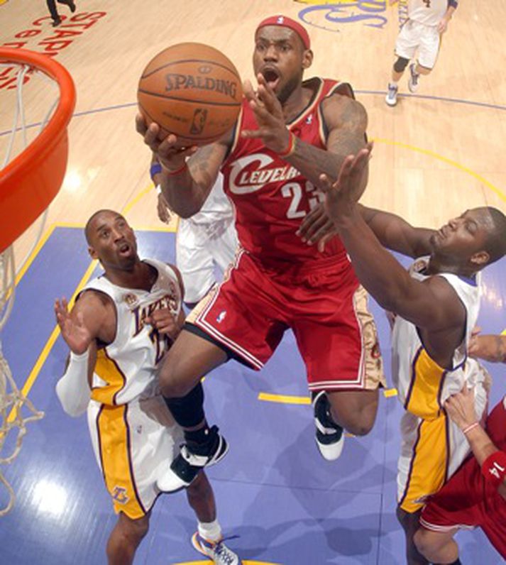 LeBron James var frábær gegn Lakers í nótt
