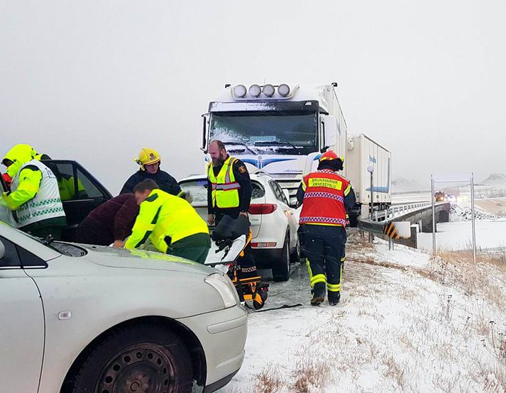 Fólksbíll og flutningabíll lentu saman á einbreiðri brú á Skeiða- og Hraunmannavegi.