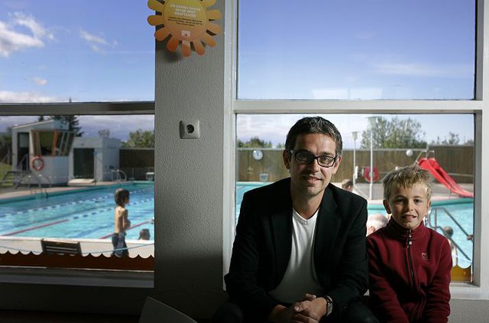 einar gunnar Það ríkir þverpólitísk sátt um þetta litla og krúttlega mál, að sögn Einars. Hér sést Einar ásamt syni sínum Hlyni.fréttablaðið/arnþór