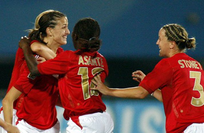 Jill Scott (lengst til vinstri) fagnar marki sínu gegn Argentínu í dag ásamt liðsfélögum sínum í enska landsliðinu.