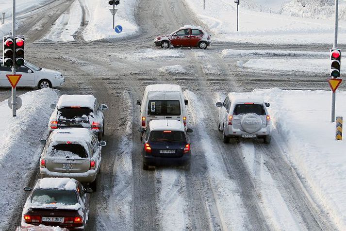 Í umferðinni Eftir á að koma í ljós hvort snjóþyngsli á nýju ári setja strik í fylgni umferðartalna og hagvaxtar á þessu ári. Fréttablaðið/Pjetur