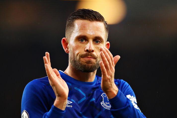 Gylfi Þór Sigurðsson þakkar fyrir stuðninginn í gær.