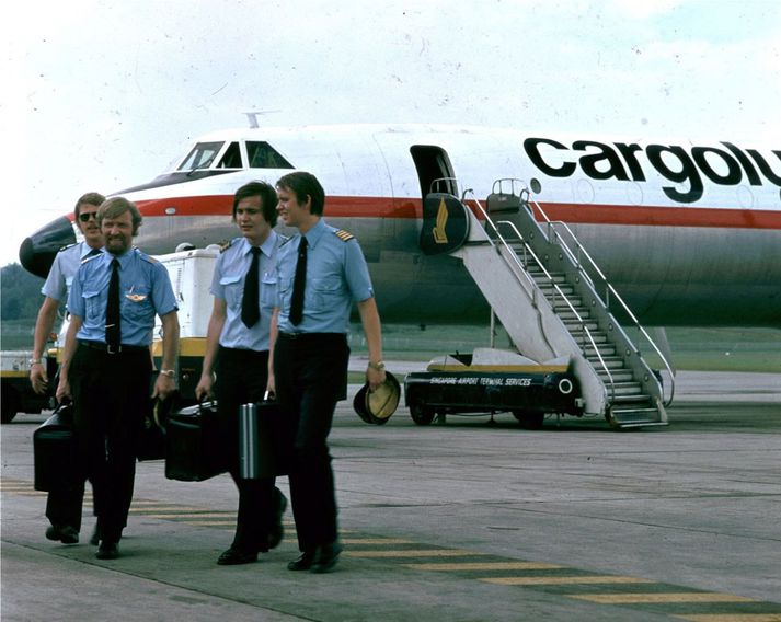Íslensk áhöfn Cargolux-flugvélar á flugvellinum í Singapore árið 1976. Frá vinstri: Friðrik Guðjónsson, Ómar Steindórsson, Jóhannes Kristinsson og Eyjólfur Hauksson.
