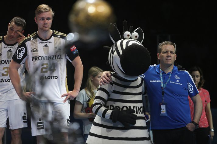 Alfreð Gíslason, lukkudýr Meistaradeildarinnar og Aron Pálmarsson.