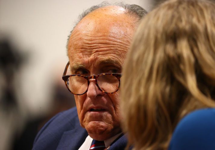 Rudy Giuliani hefur starfað sem lögmaður Donalds Trump síðustu misserin. Hann verður þó ekki í logmannateymi forsetans fyrrverandi þegar öldungadeild Bandaríkjaþings tekur ákæru fulltrúadeildarinnar fyrir á næstu dögum.