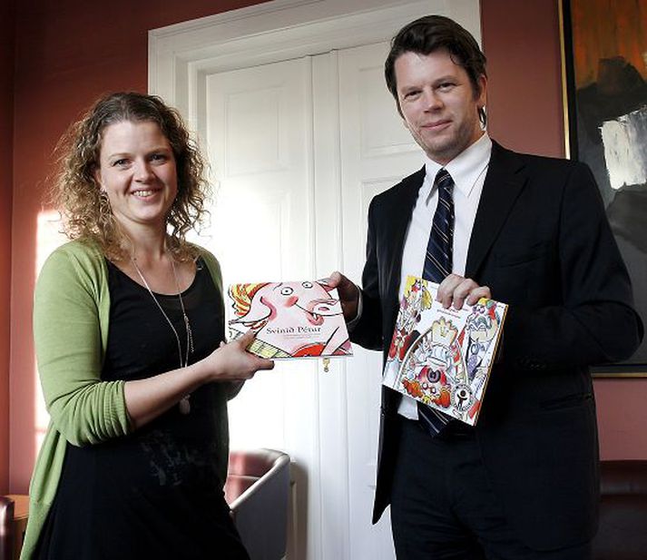 Höfundar á þingi Margrét Tryggvadóttir hlaut barnabókaverðlaun árið 2006 fyrir bók sína. Fyrsta barnabók Guðmundar er komin í bókaverslanir. fréttablaðið/gva
