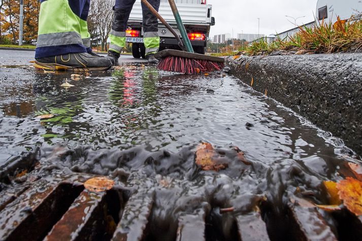 Mikill viðbúnaður er vegna mikillar úrkomu næstu tvo daga og er mikilvægt að hreinsa vel frá niðurföllum.