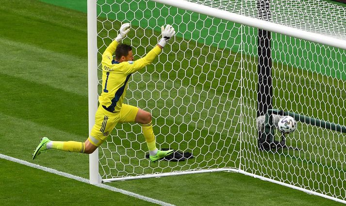 David Marshall prýddi forsíður blaðanna eftir kómíska tilraun sína til að verja langskot Patrik Schick á EM 2020.