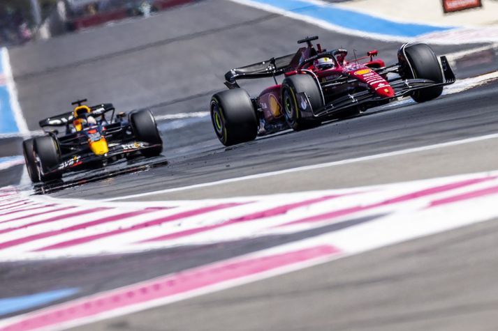 Verstappen eltir Leclerc snemma í keppninni, áður en sá síðarnefndi féll úr keppni.